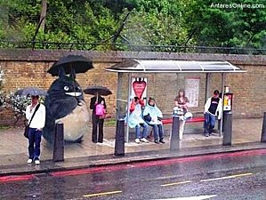 Totoro attend le bus