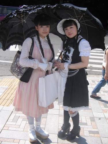 Jeune filles à l'ombrelle.