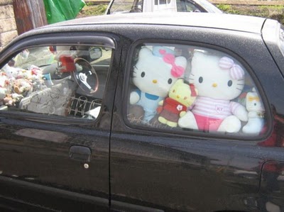 Hello Kitty dans la voiture.