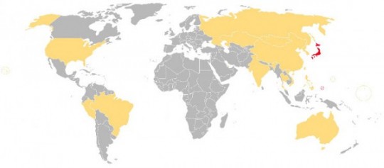 en rouge, pays dont la langue officielle est le Japonais. En orange, pays où une diaspora japonaise est présente.