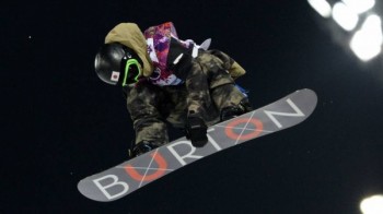 Ayumu Hirano vole sur la piste de Sochi.