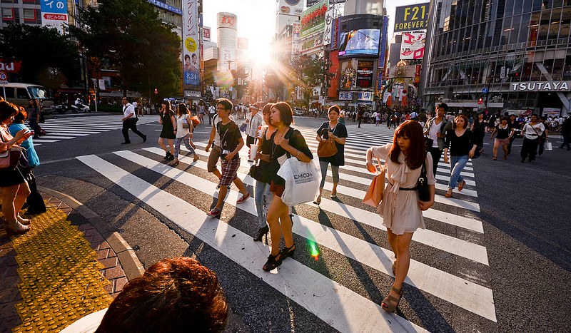 Croisement de Shibuya à contre-jour, par candida performa.