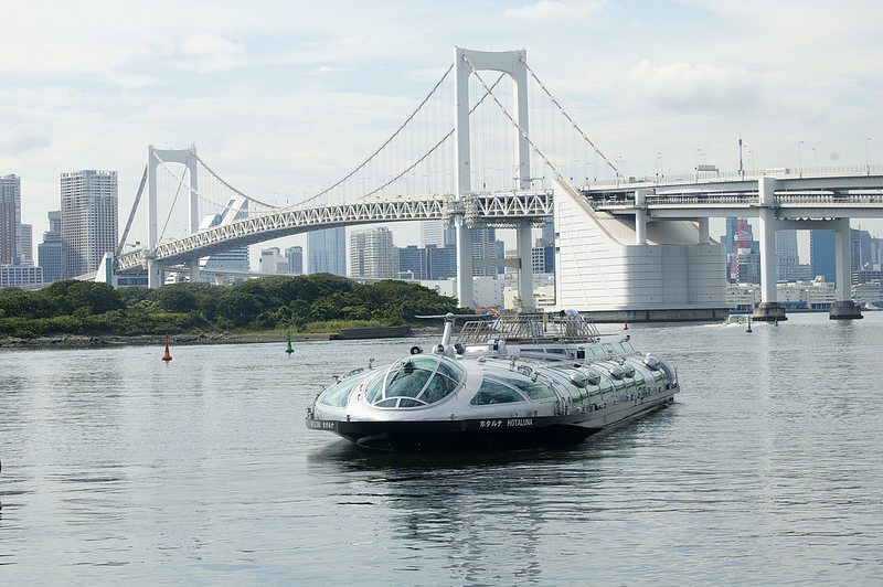 Bateau futuriste, design par le mangaka Leiji Matsumoto sur la baie de Tokyo.