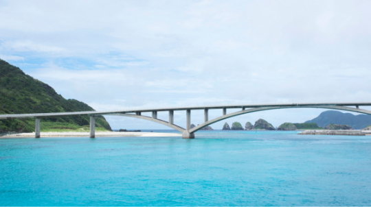 Pont reliant les îles Aka et Geruma.