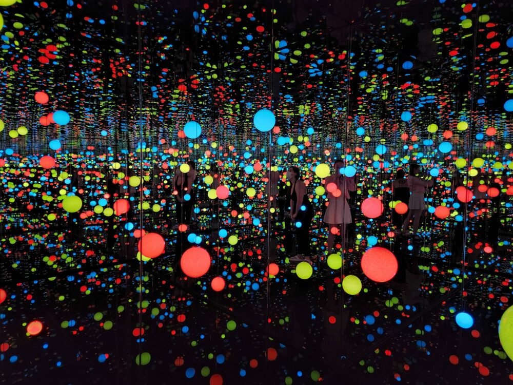 Yayoi Kusama : DANCING LIGHTS THAT FLEW UP TO THE UNIVERSE
