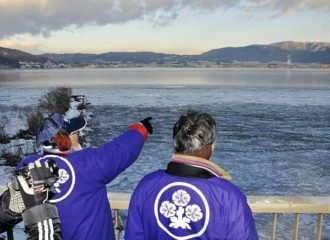 Lire la suite à propos de l’article Photo du jour : Prêtre Shinto devant le lac gelé de Suwaco.