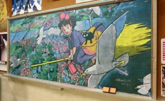 Lire la suite à propos de l’article Art à la craie sur tableau noir – Otaku dans la classe