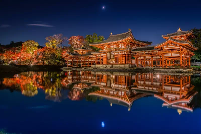 Temple du Byôdôin sous une lune d'automne. Uji, Kyoto.