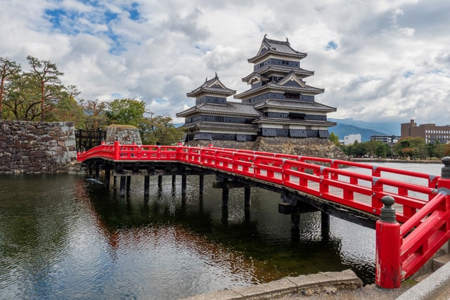 Château de Matsumoto et son pont rouge
