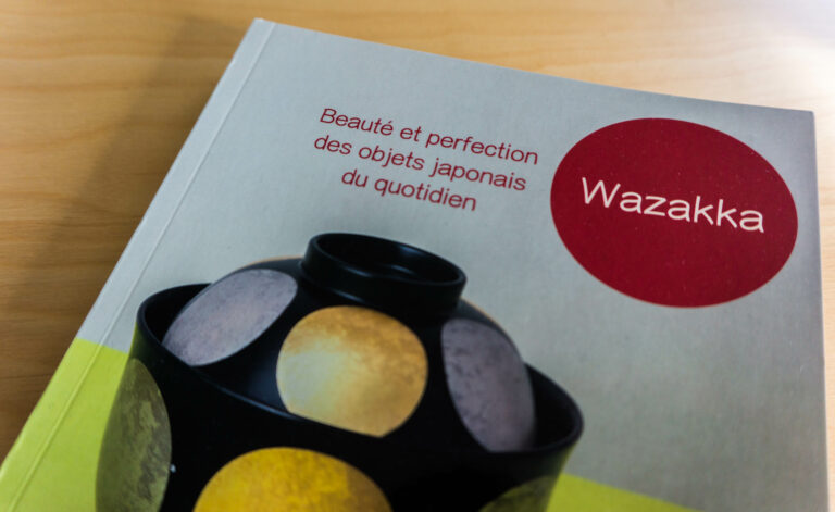 Lire la suite à propos de l’article Découvrir le Japon à travers les livres #13 : Wazakka, Beauté et perfection des objets japonais du quotidien