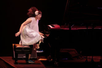 Lire la suite à propos de l’article Qui est la Jazzwoman Hiromi Uehara ?