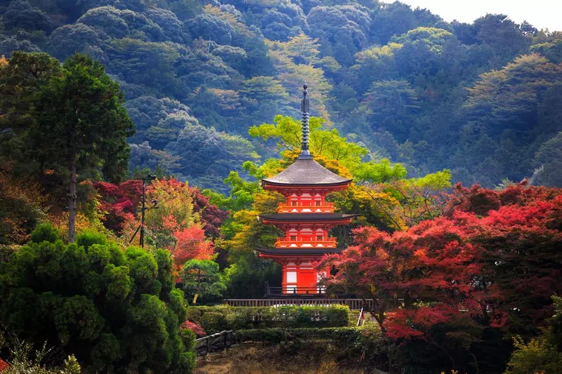 Couleur d'automne autour de la pagode du Kiyomizudera.