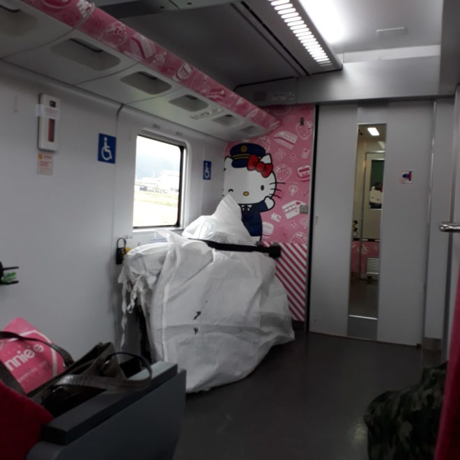 Train Hello Kitty intérieur le site du Japon