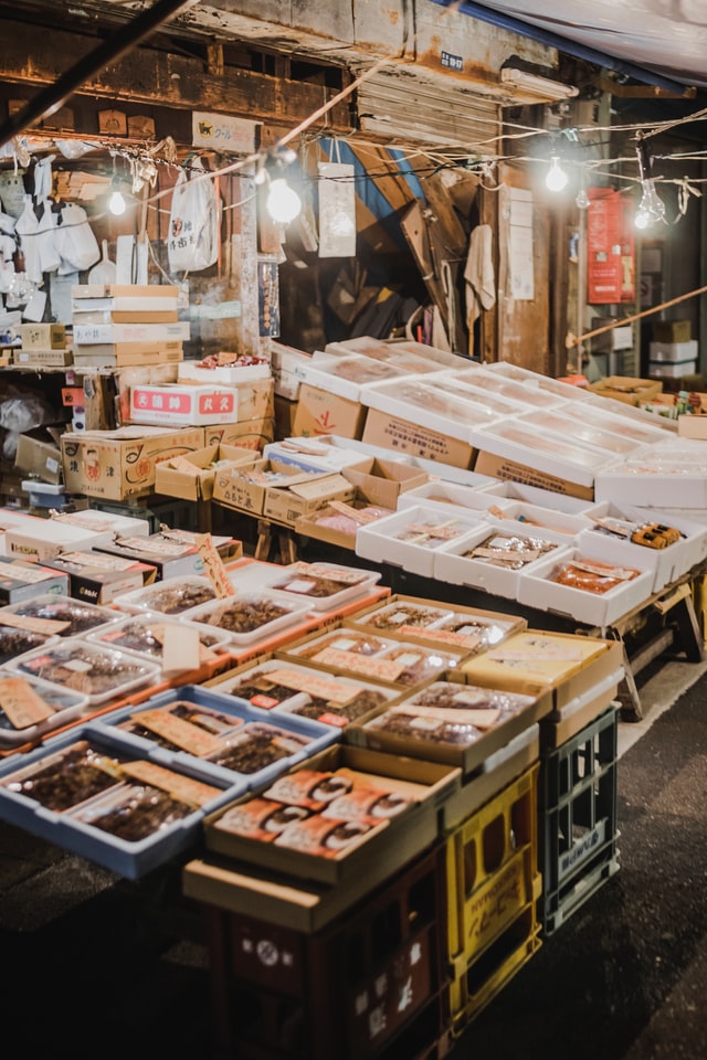 Lire la suite à propos de l’article De Tsukiji à Toyosu, le marché au poisson de Tokyo